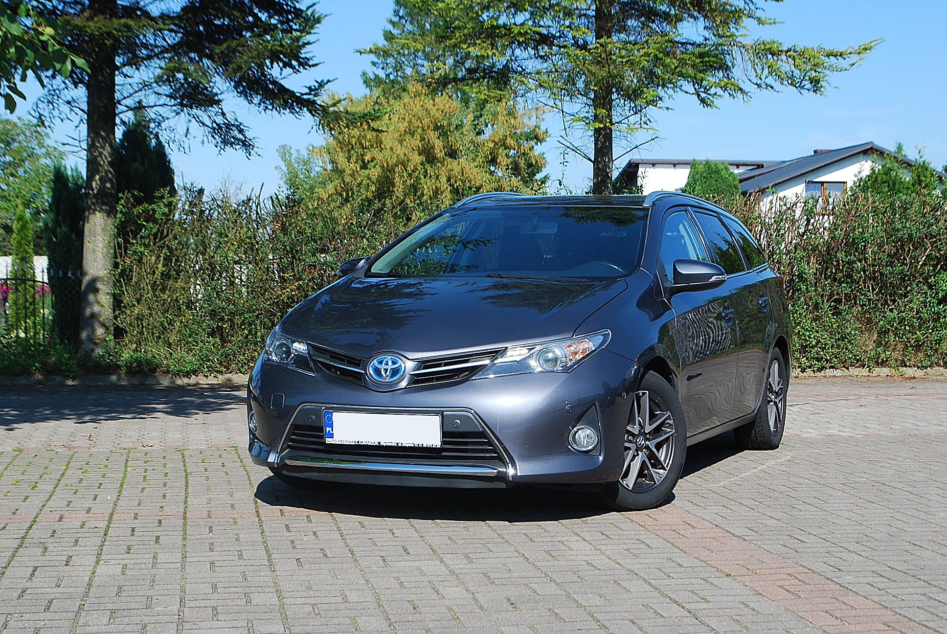 
								Toyota Auris 1,8 benzyna-hybryda full									