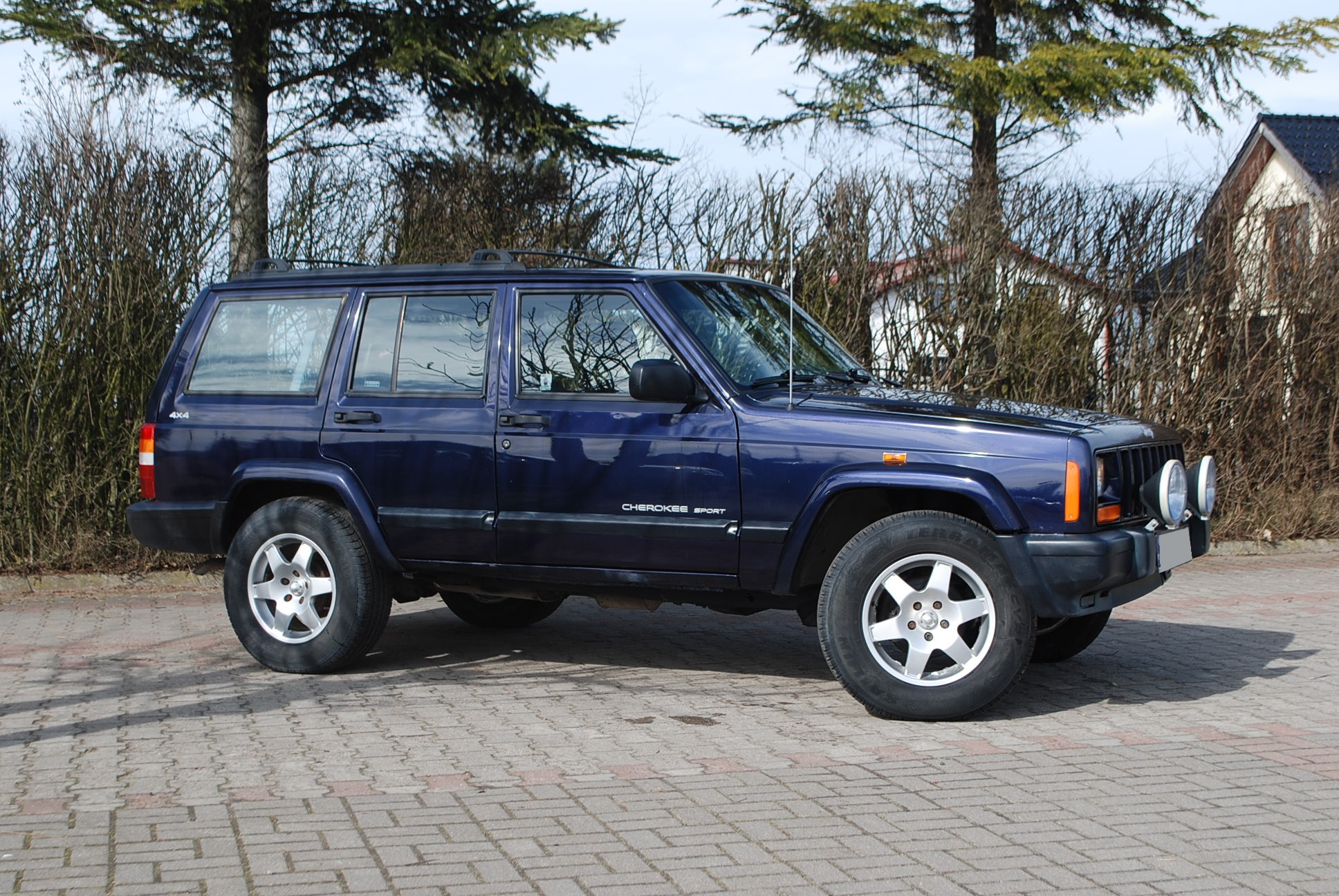 
								Jeep Cherokee XJ 2,5 benzyna. full									