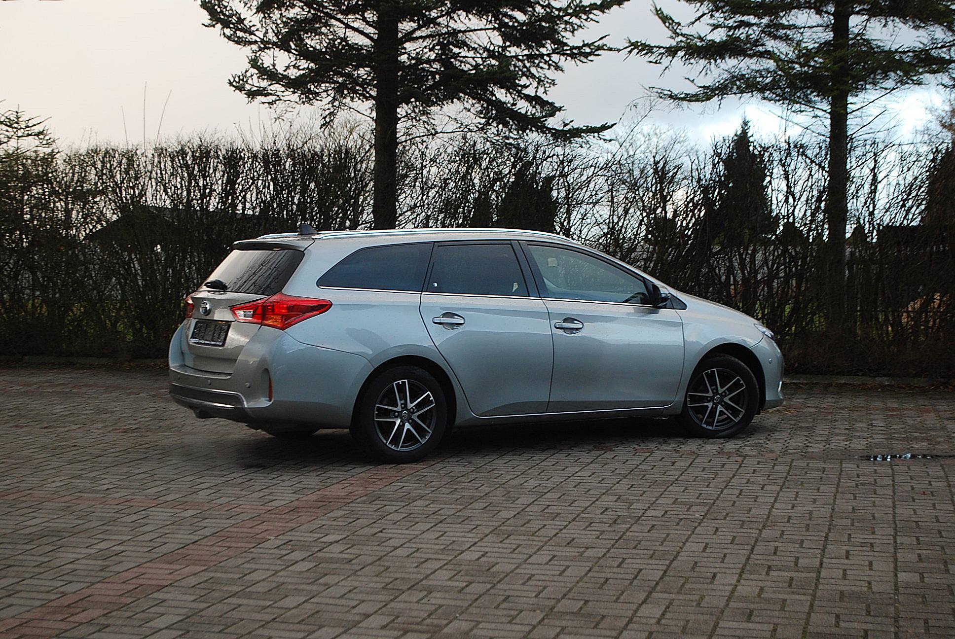 
								Toyota Auris 1,8 hybryda. full									