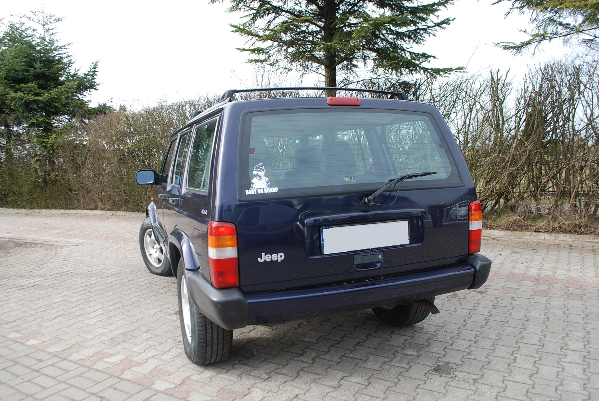 
								Jeep Cherokee XJ 2,5 benzyna. full									