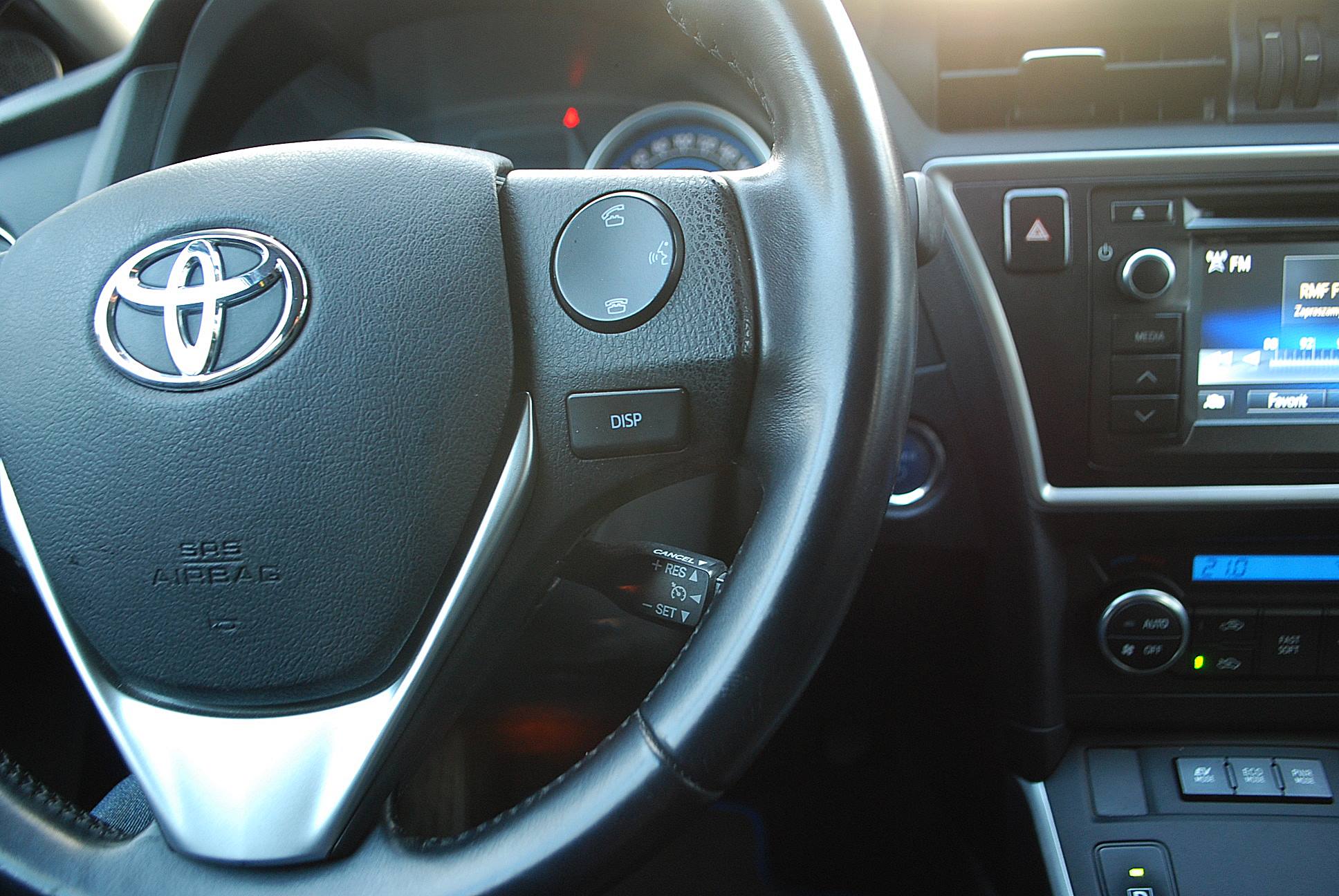 
								Toyota Auris 1,8 hybryda. full									