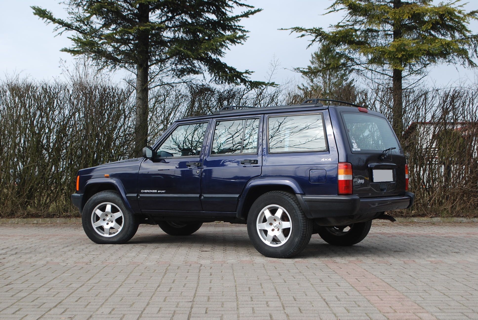 
								Jeep Cherokee XJ 2,5 benzyna. full									