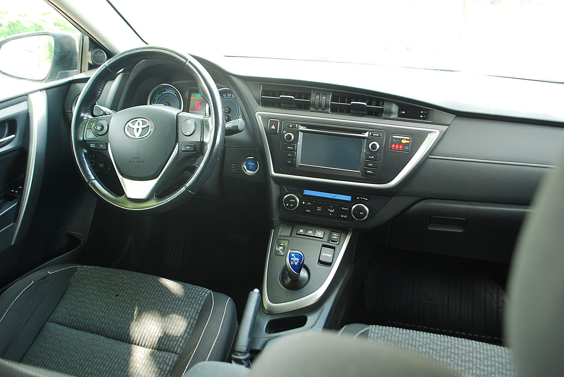 
								Toyota Auris 1,8 benzyna-hybryda full									