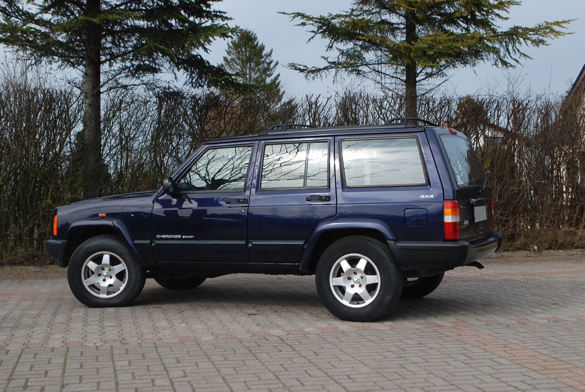 
								Jeep Cherokee XJ 2,5 benzyna. full									
