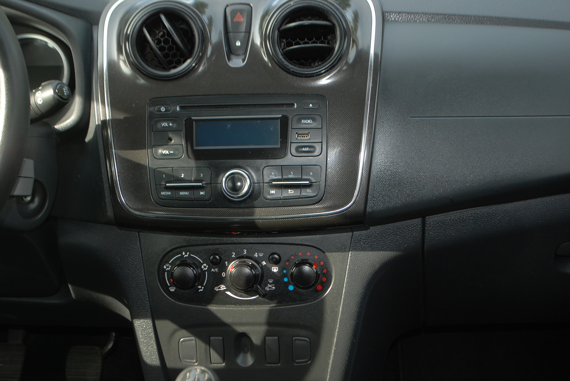 
								Dacia Logan kombi. 1,0 benzyna. full									
