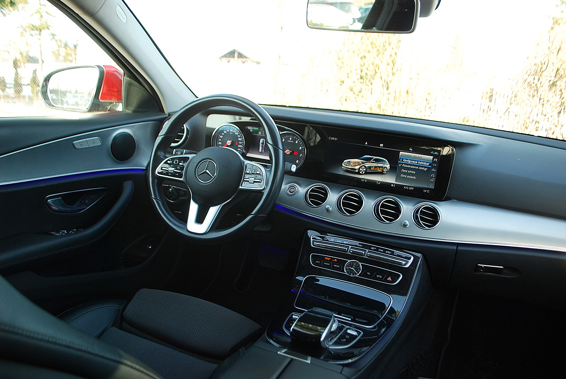 
								Mercedes-Benz E200 hybryda. 2,0 benzyna. 4 MATIC. Zarejestrowany w Polsce. full									