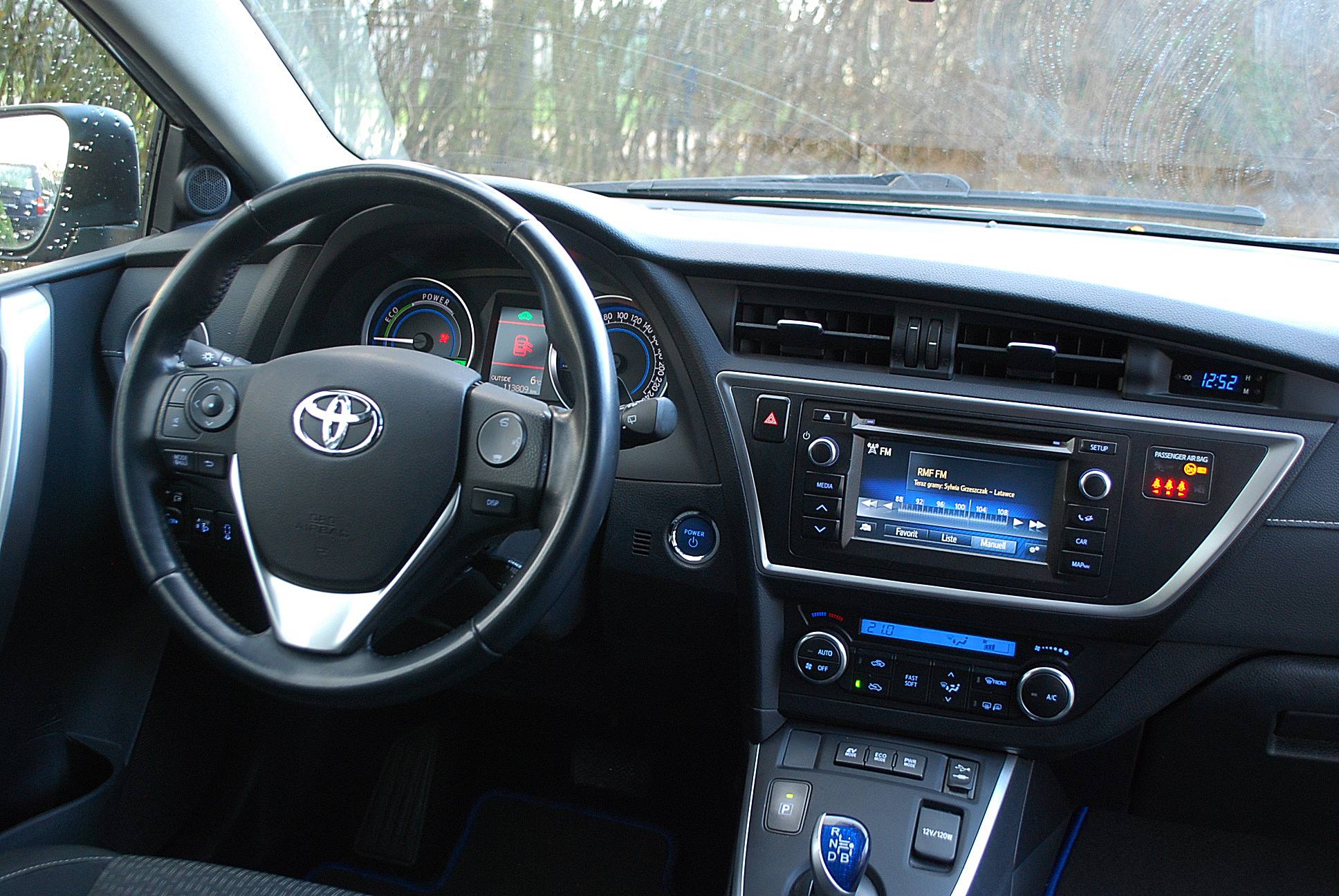 
								Toyota Auris 1,8 hybryda. full									