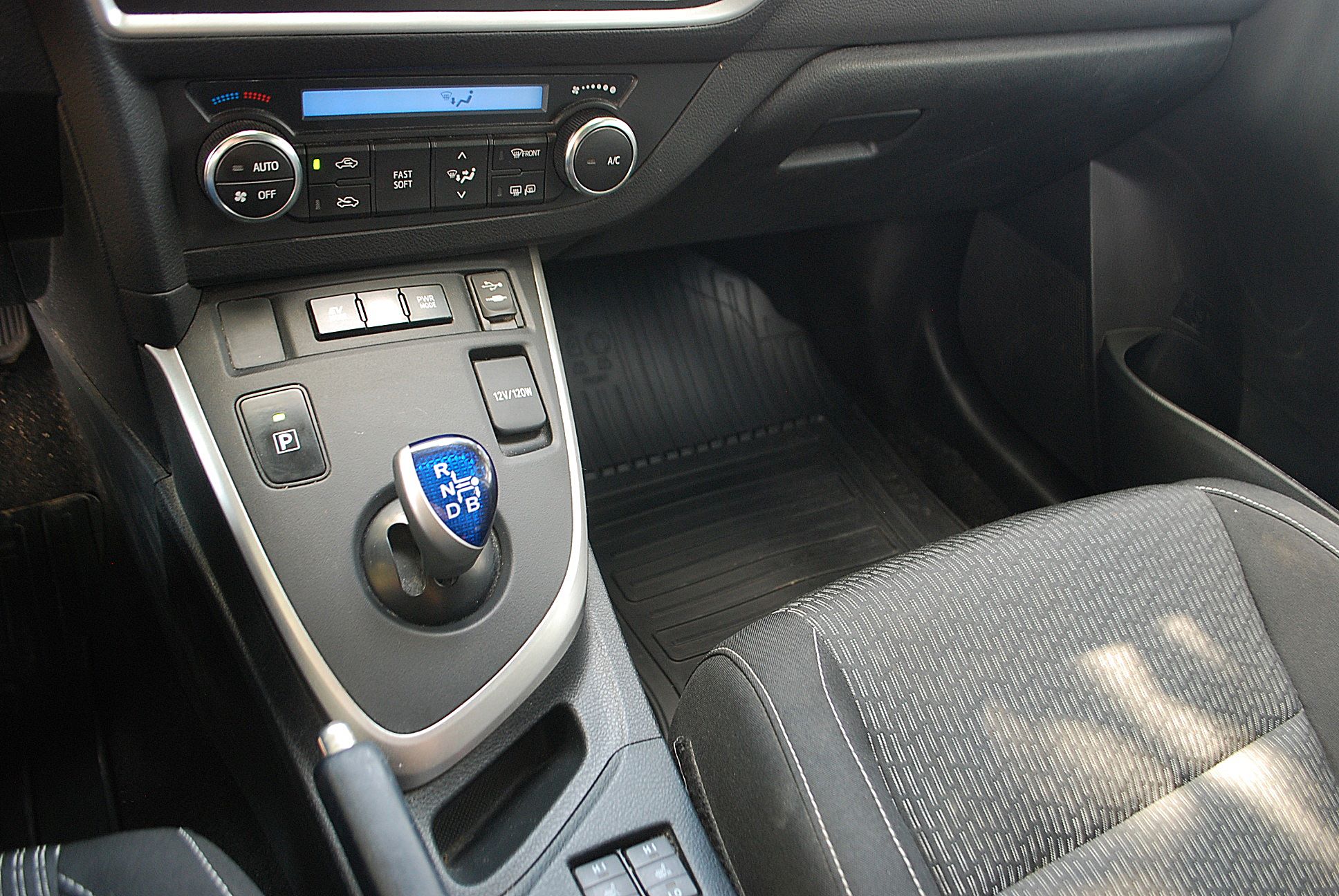 
								Toyota Auris 1,8 benzyna-hybryda full									