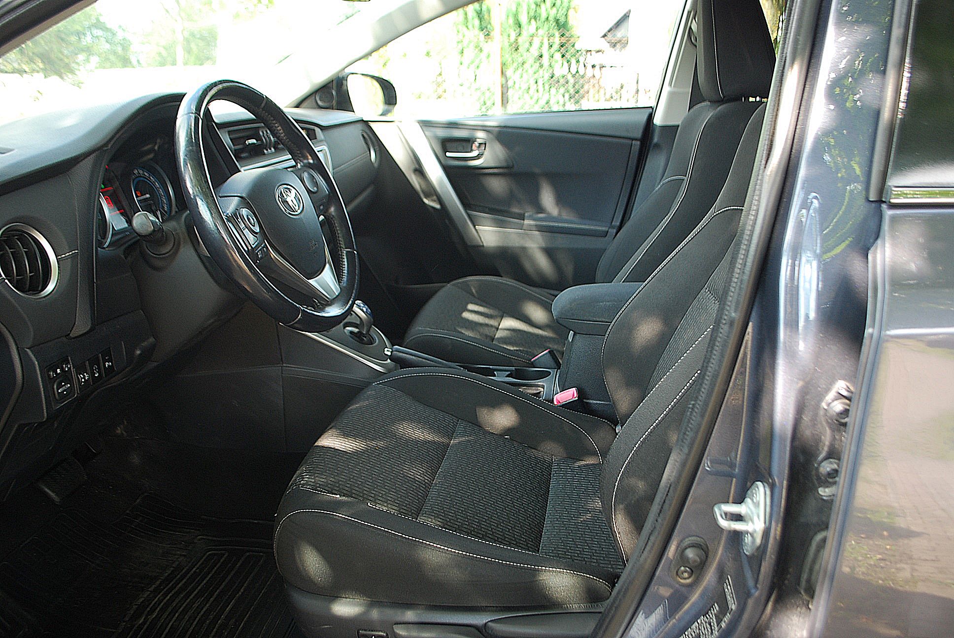 
								Toyota Auris 1,8 benzyna-hybryda full									