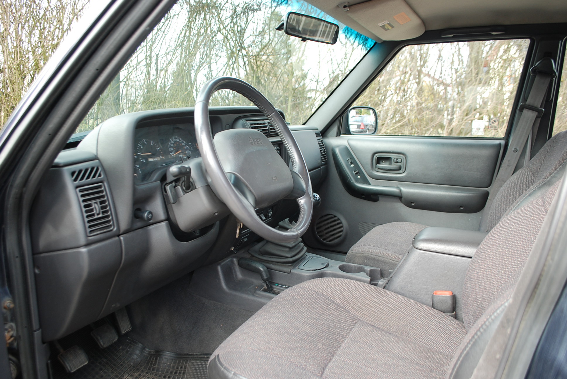 
								Jeep Cherokee XJ 2,5 benzyna. full									